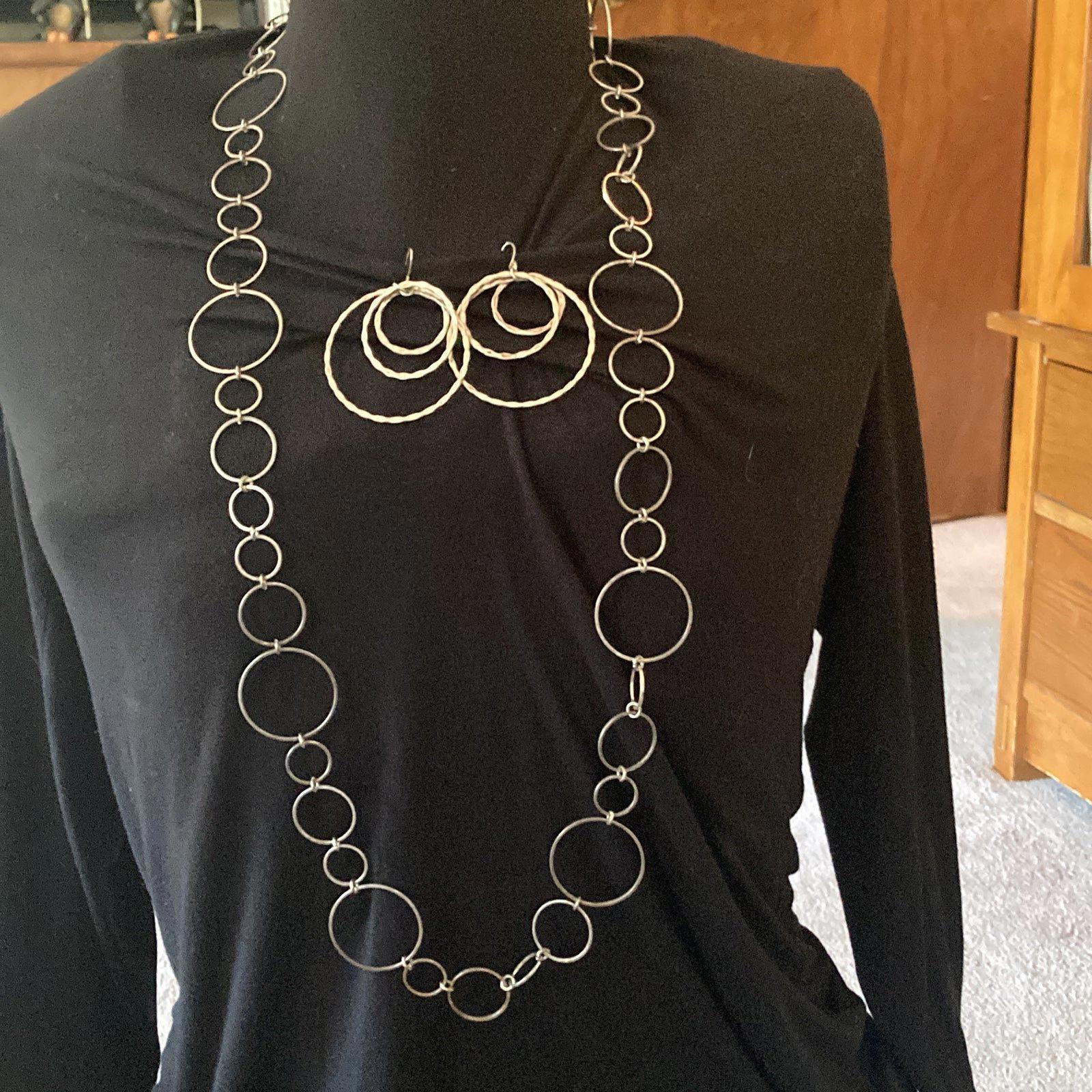 Silver Tone Necklace And Earring Set Silver Tone Necklace And Earring Set